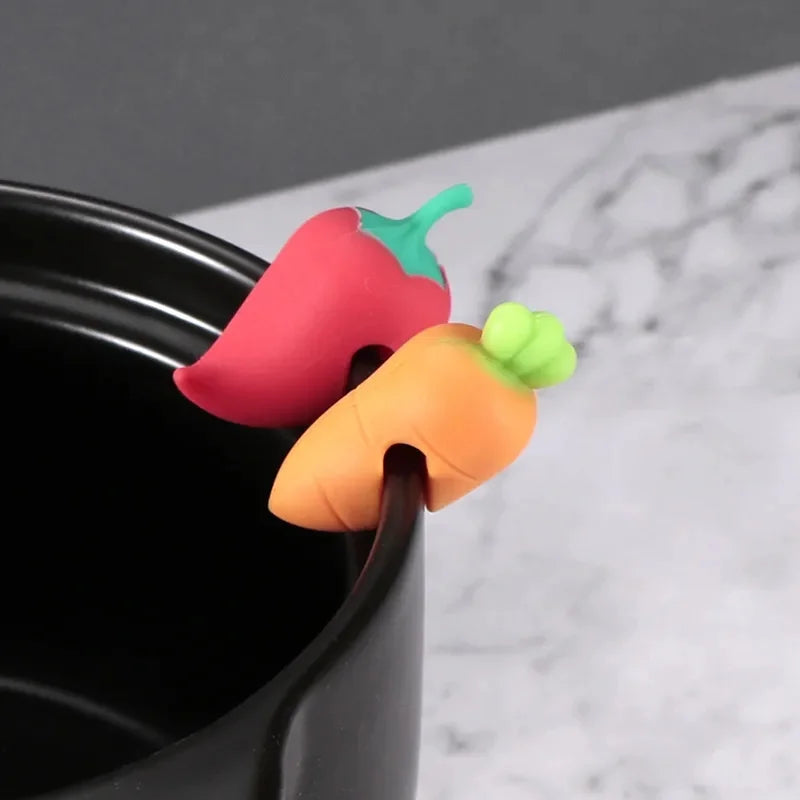 Silicone Anti-Overflow Lid Holder – Cartoon Pepper & Carrot