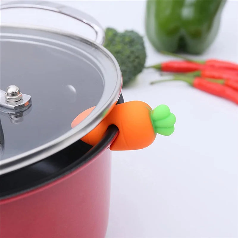 Silicone Anti-Overflow Lid Holder – Cartoon Pepper & Carrot